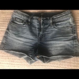 GAP 25’ denim frayed hem shorts